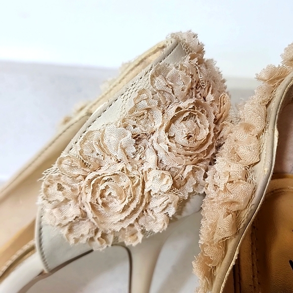 Anne Michele women's open toe shoes Size 7 1/2 with floral lace. - Picture 3 of 13